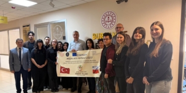 Burhaniye’de Polonya’dan dönen öğrenciler Milli Eğitim Müdürünü ziyaret etti