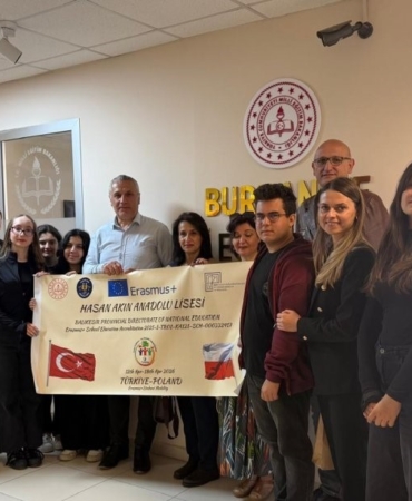 Burhaniye’de Polonya’dan dönen öğrenciler Milli Eğitim Müdürünü ziyaret etti