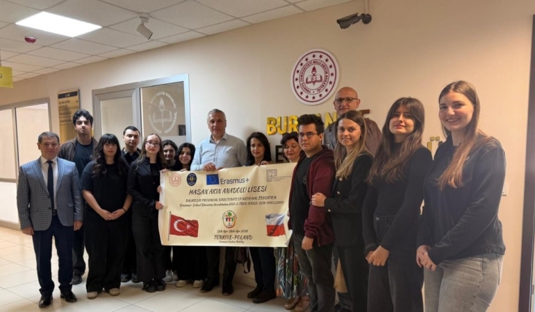 Burhaniye’de Polonya’dan dönen öğrenciler Milli Eğitim Müdürünü ziyaret etti