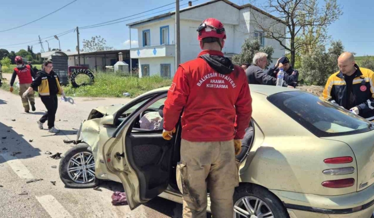 Balıkesir’de otomobiller çarpıştı: 3’ü ağır 6 yaralı