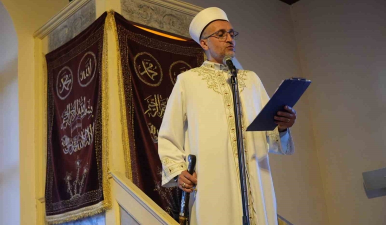 Sultan Abdülmecid’in şifa bulduğuna inanılan camide 100 yıllık kılıçla bayram hutbesi