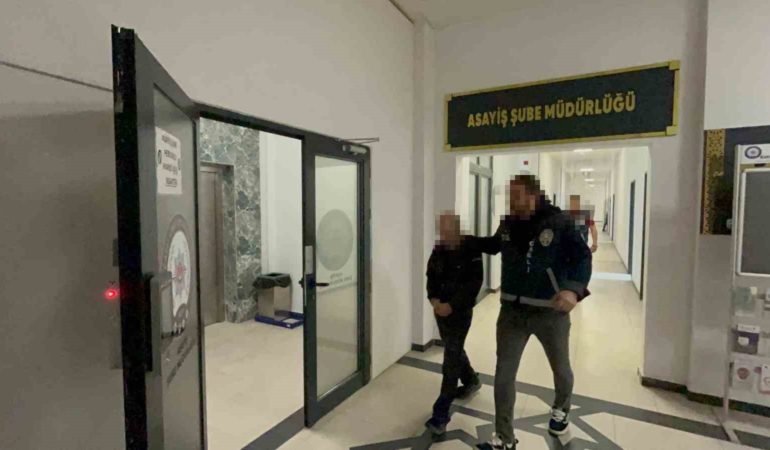 Evlerden hırsızlık yapan şüpheli kiralık araçla kaçarken yakalandı