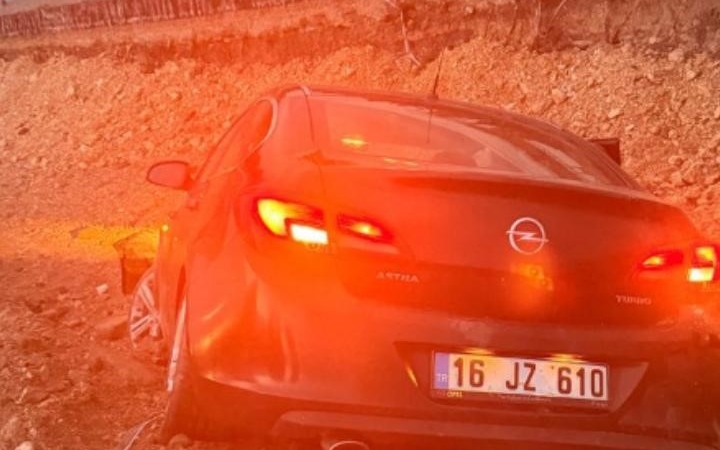 Kontrolden çıkan otomobil inşaata uçtu: 2 yaralı