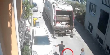 Temizlik işçilerinin topla eğlendiği anlar kamerada