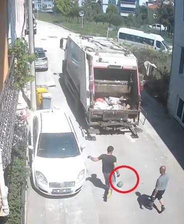Temizlik işçilerinin topla eğlendiği anlar kamerada