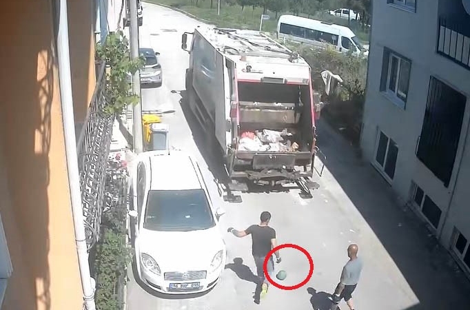 Temizlik işçilerinin topla eğlendiği anlar kamerada
