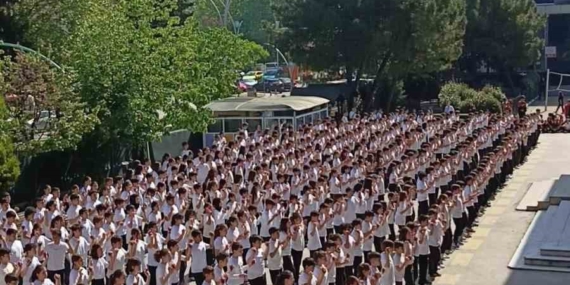 537 öğrenciden dev kaşık oyunu koreografisi