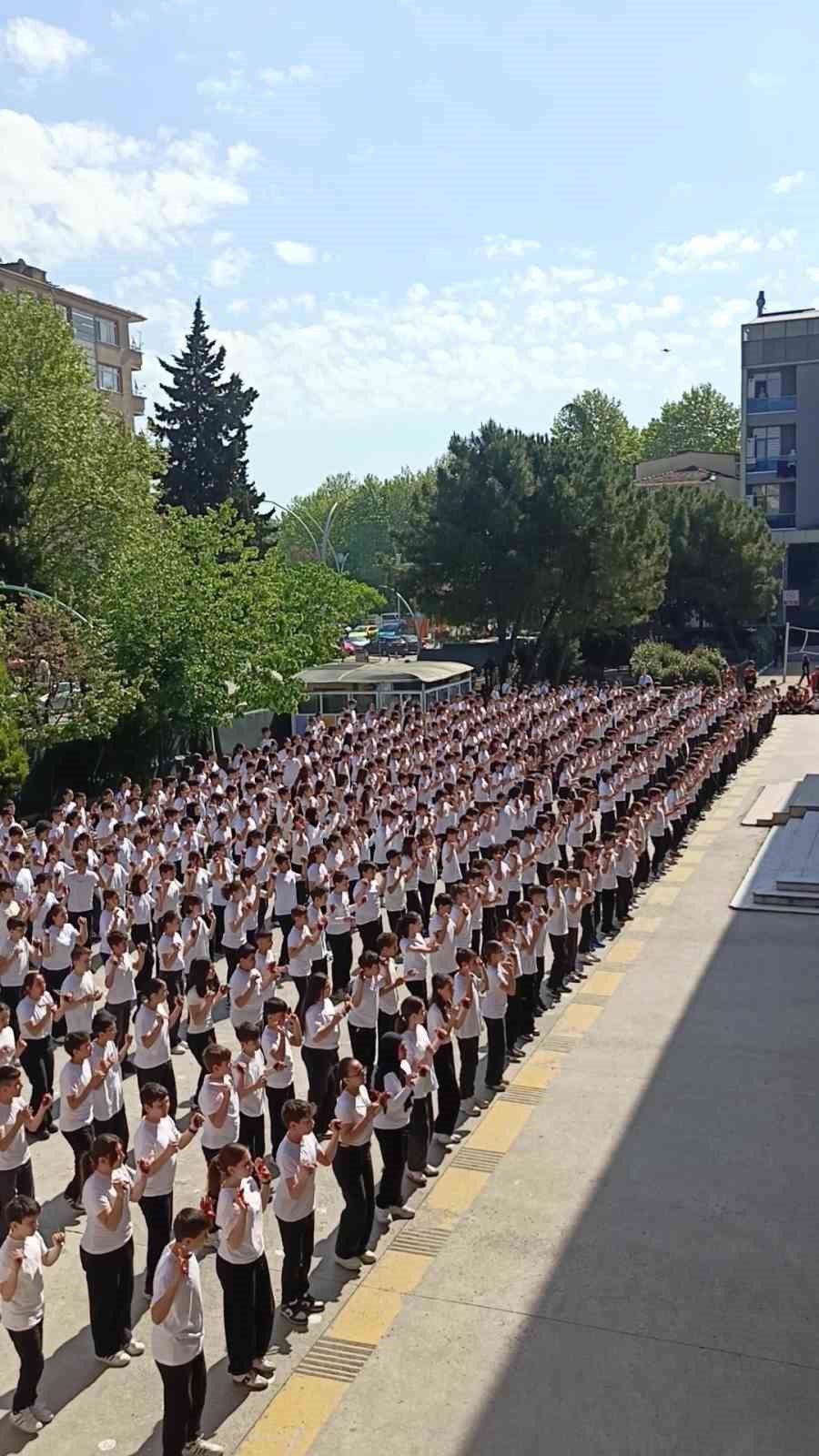 537 öğrenciden dev kaşık oyunu koreografisi