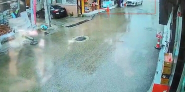 Kamyonet yayaların arasına daldı, o anlar kameraya yansıdı