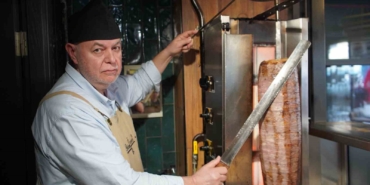 Emekli profesör, baba mirası dönerci dükkanına sahip çıkıyor