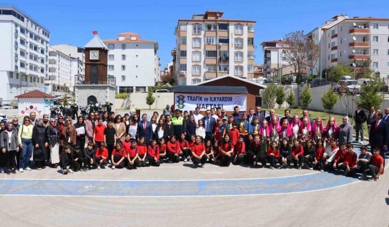 75 öğrenci trafik parkında kuralları uygulamalı öğrendi