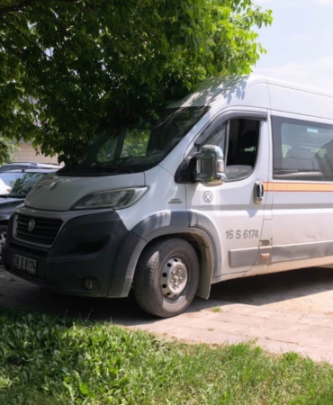 Servis aracının çarptığı yaşlı adam yaralandı