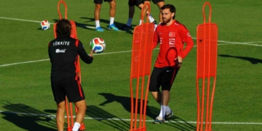 Milliler antrenmanda basın mensuplarıyla bayramlaştı