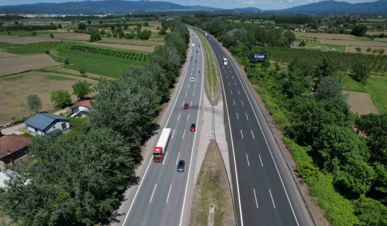 Anadolu Otoyolu Sakarya geçişinde trafik havadan görüntülendi