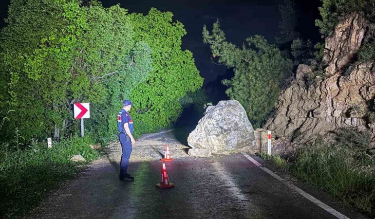Kaya düşmesi sonrası yol ulaşıma açıldı