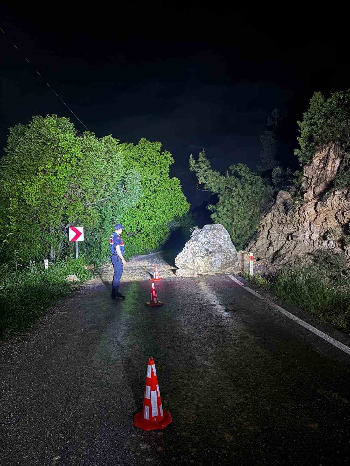 Kaya düşmesi sonrası yol ulaşıma açıldı