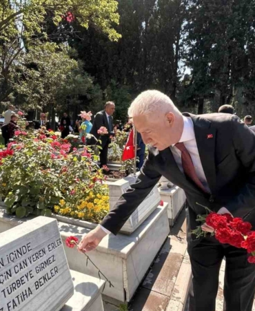 İstanbul Valisi Gül, Edirnekapı Şehitliği’ni ziyaret etti