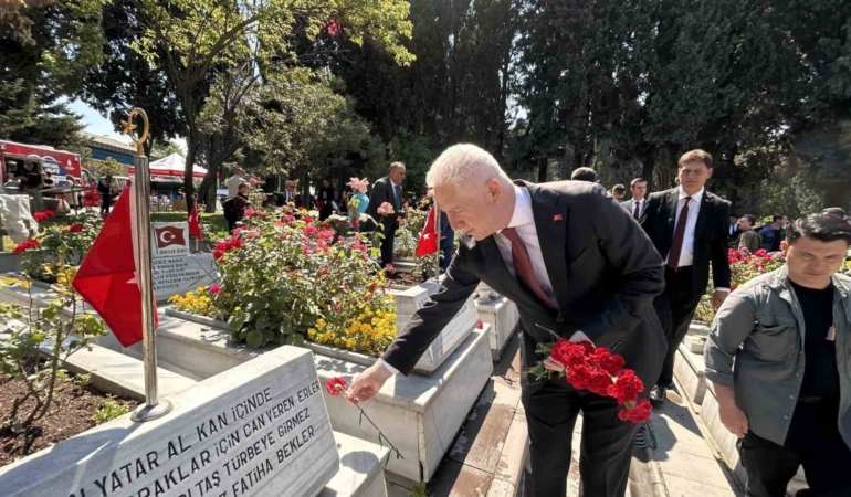 İstanbul Valisi Gül, Edirnekapı Şehitliği’ni ziyaret etti