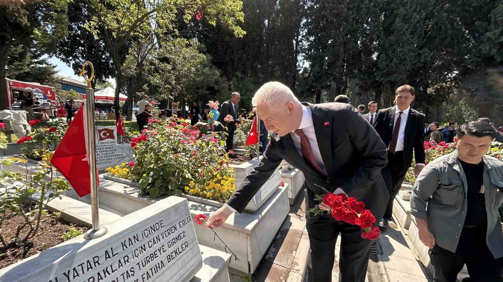 İstanbul Valisi Gül, Edirnekapı Şehitliği’ni ziyaret etti