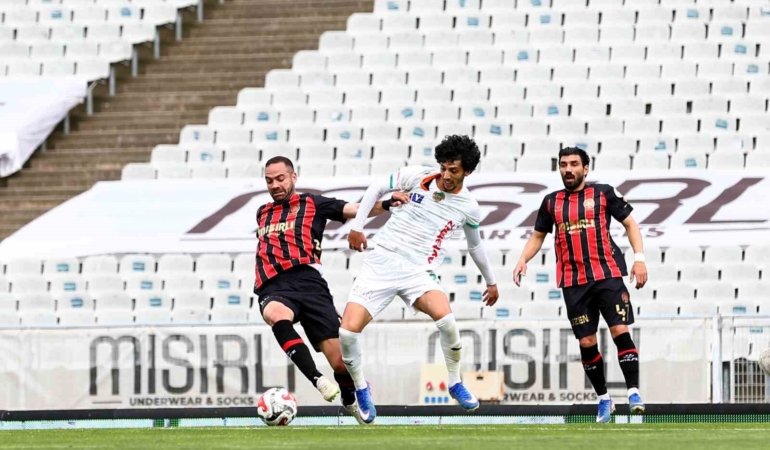 Trendyol Süper Lig: Fatih Karagümrük: 0 – Corendon Alanyaspor: 1 (İlk yarı)