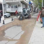 Altyapı çalışmasında ana su hattı patladı