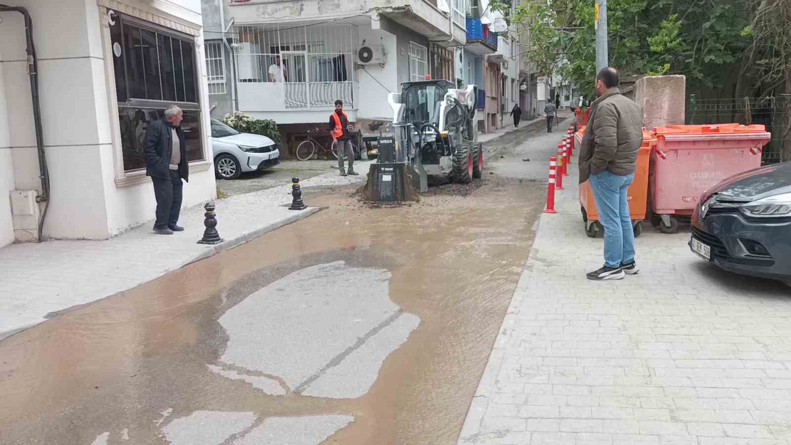 Altyapı çalışmasında ana su hattı patladı