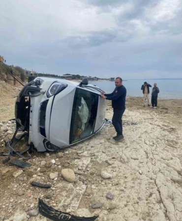 Keşan’da kontrolden çıkan otomobil şarampolden kumsala düştü