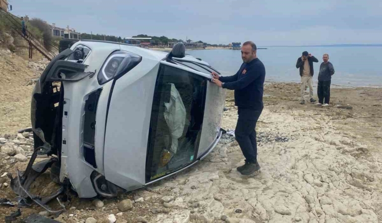 Keşan’da kontrolden çıkan otomobil şarampolden kumsala düştü