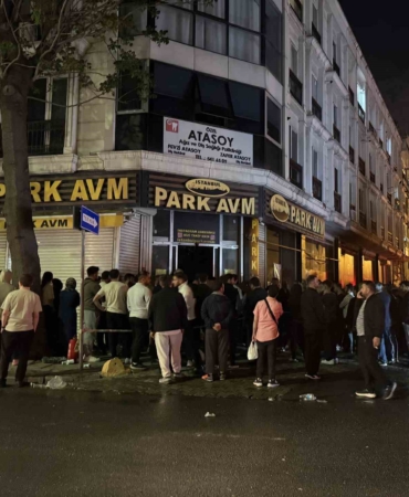 Küçükçekmece’de iş yerinde yangın paniği: 3 kişi dumandan etkilendi