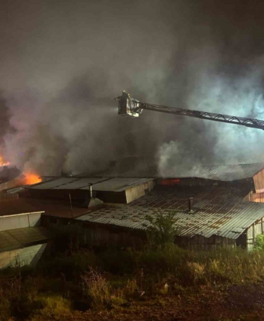 Arnavutköy’de ahşap kalıp üretim tesisinde yangın