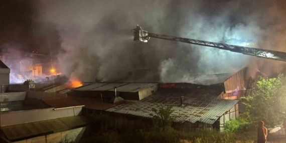 Arnavutköy’de ahşap kalıp üretim tesisinde yangın