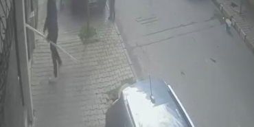 Arnavutköy’de dehşet anları: Çocuklara saldırdı, bina sakinlerine bıçak çekti