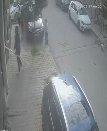 Arnavutköy’de dehşet anları: Çocuklara saldırdı, bina sakinlerine bıçak çekti