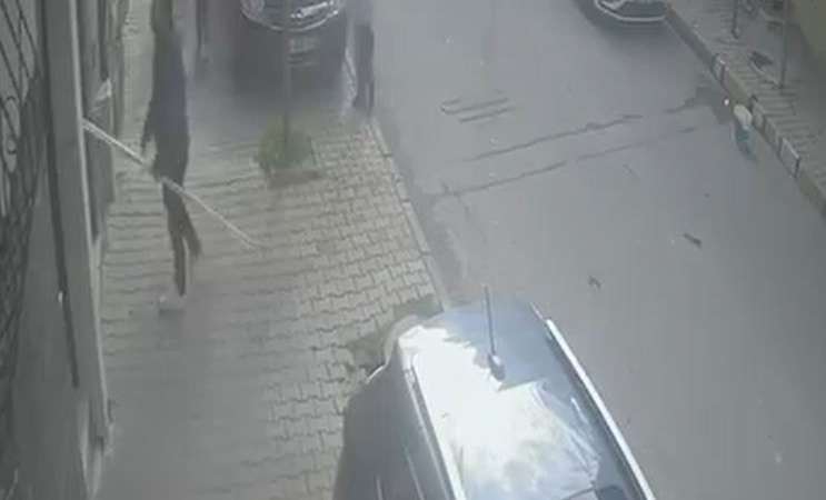 Arnavutköy’de dehşet anları: Çocuklara saldırdı, bina sakinlerine bıçak çekti