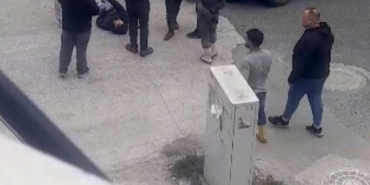 Yaralı sürücü ambulansı beklerken sigara yaktı