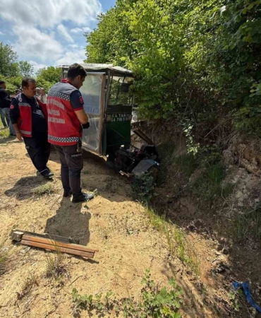 Sakarya’da tarım aracı su kanalına savruldu: 2 yaralı