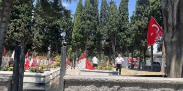 Edirnekapı Şehitliği’nde hüzünlü bayram: Şehit aileleri yakınlarını ziyaret etti