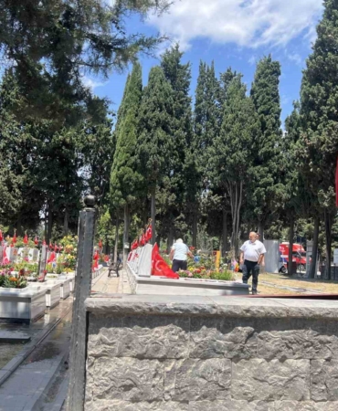 Edirnekapı Şehitliği’nde hüzünlü bayram: Şehit aileleri yakınlarını ziyaret etti