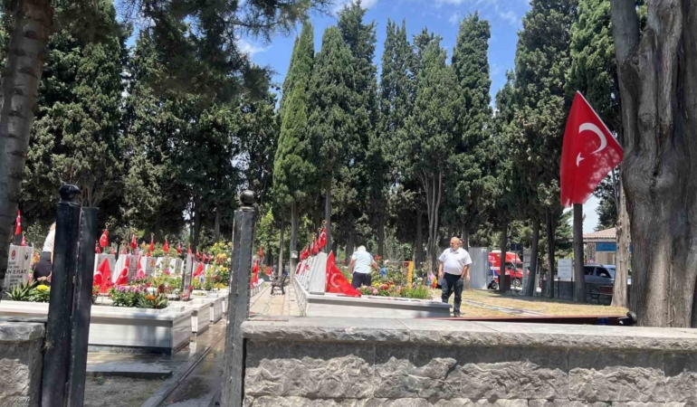 Edirnekapı Şehitliği’nde hüzünlü bayram: Şehit aileleri yakınlarını ziyaret etti