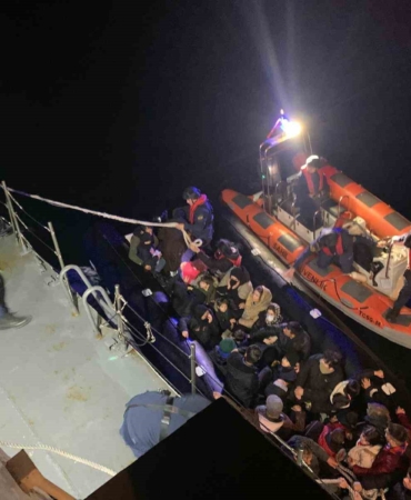 Çanakkale’de mobil radarın tespit ettiği 31 kaçak göçmen ve 1 göçmen kaçakçı yakalandı