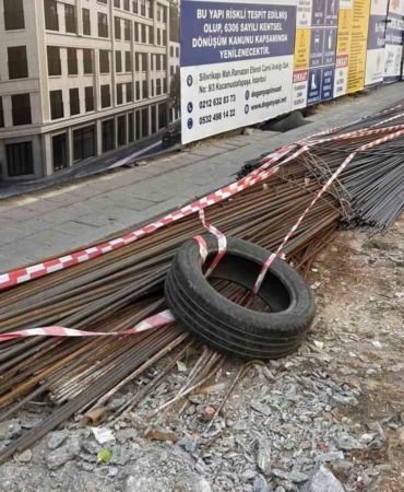 Fatih’te İETT otobüsünün altından giren inşaat demiri, yolcuyu yaraladı