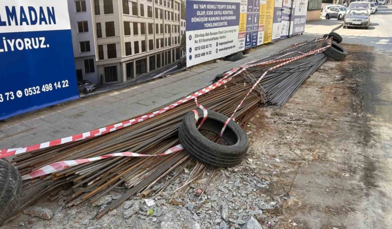 Fatih’te İETT otobüsünün altından giren inşaat demiri, yolcuyu yaraladı