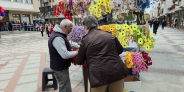 Kakava coşkusu renkli taçlar ile şimdiden sokaklarda