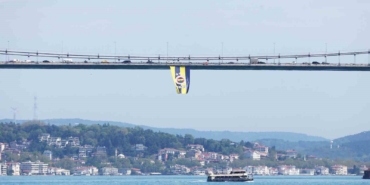 Euroleague şampiyonu olan Fenerbahçe’nin bayrakları köprülere asıldı
