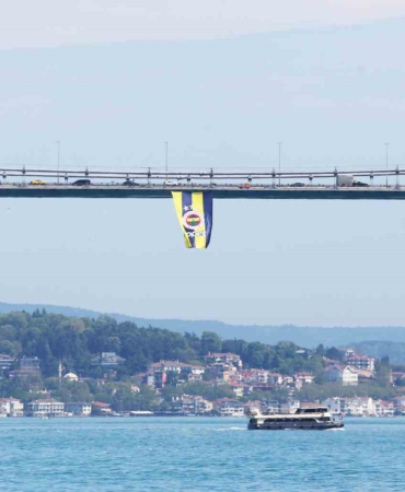 Euroleague şampiyonu olan Fenerbahçe’nin bayrakları köprülere asıldı