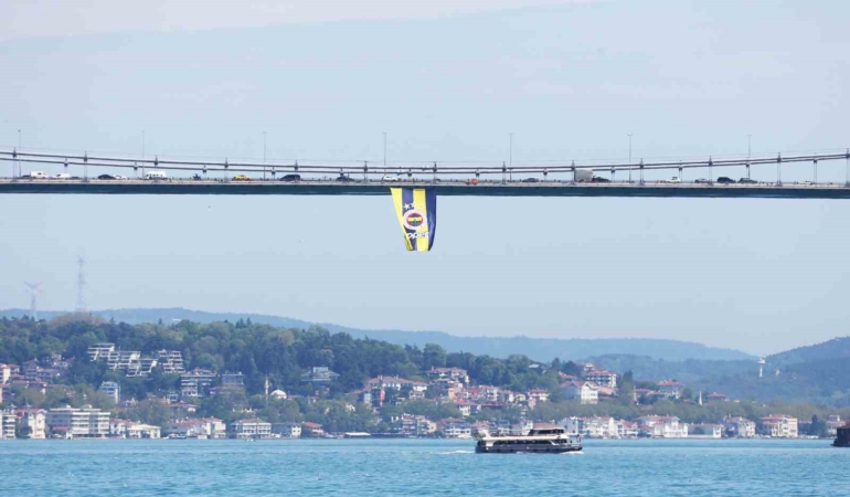 Euroleague şampiyonu olan Fenerbahçe’nin bayrakları köprülere asıldı