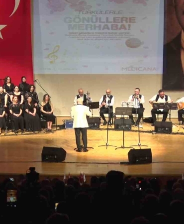 Şifa veren eller, Türk halk müziği konseriyle mest etti