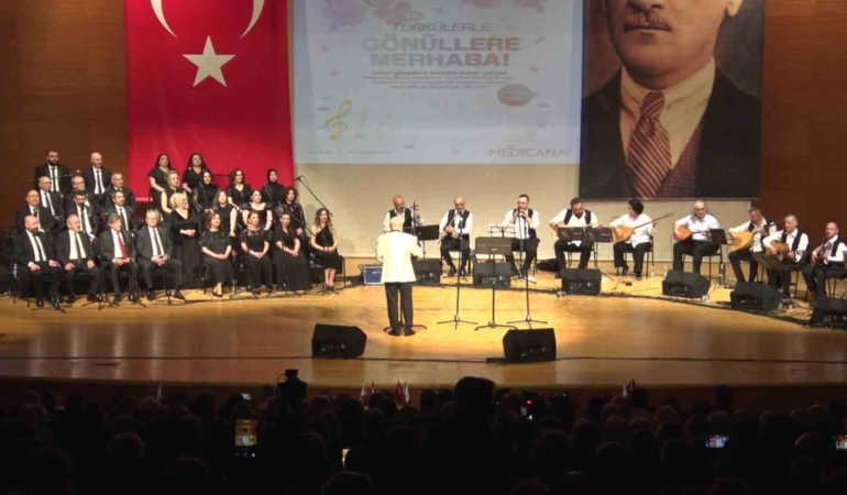 Şifa veren eller, Türk halk müziği konseriyle mest etti