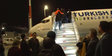 İsrail’in alıkoyduğu Küresel Sumud Filosu aktivistlerini taşıyan uçak İstanbul’a geldi