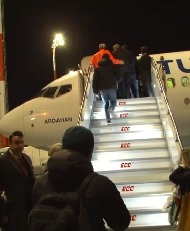 İsrail’in alıkoyduğu Küresel Sumud Filosu aktivistlerini taşıyan uçak İstanbul’a geldi